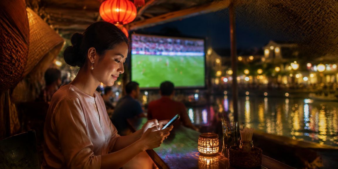 Người hâm mộ bóng đá tại Hội An xem tỷ lệ kèo trận đấu trên điện thoại